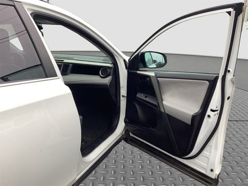 Used 2015 Toyota RAV4 LE image 30