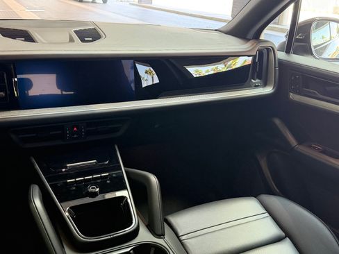 Certified 2025 Porsche Cayenne AWD/4WD image 15
