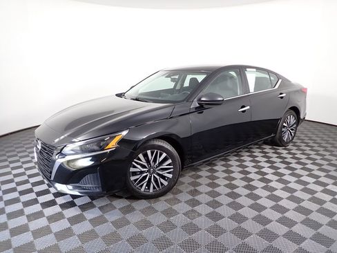 Used 2024 Nissan Altima 2.5 SV image 11