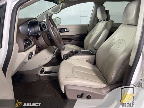 Used 2020 Chrysler Pacifica Touring-L Plus image 11