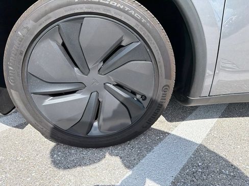 Used 2026 Tesla Model Y 2WD image 9