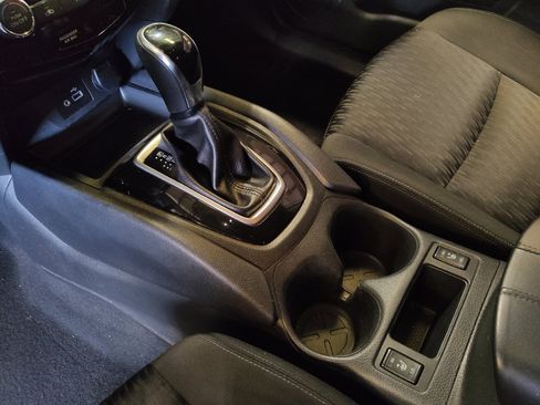Used 2020 Nissan Rogue SV FWD image 26