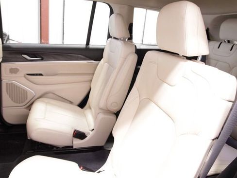 Used 2022 Jeep Grand Cherokee L Limited image 17