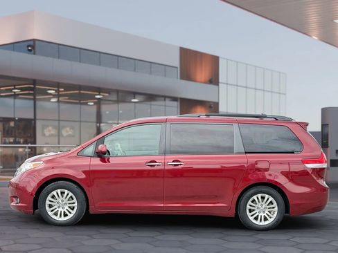 Used 2014 Toyota Sienna XLE FWD image 6