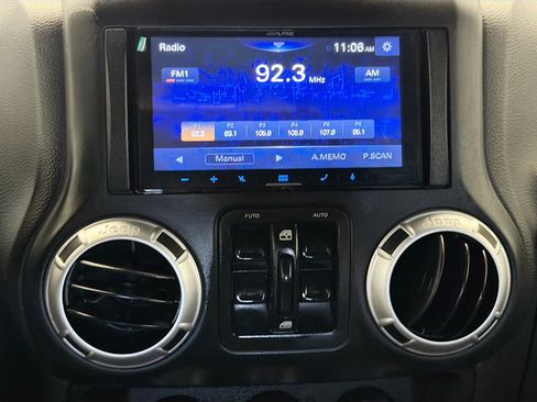 Used 2016 Jeep Wrangler Unlimited Rubicon w/ Max Tow Package image 8