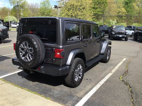 New 2026 Jeep Wrangler Unlimited Sahara AWD/4WD image 7