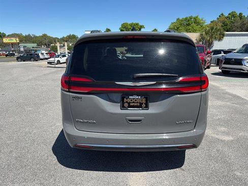 Used 2023 Chrysler Pacifica Limited FWD image 7