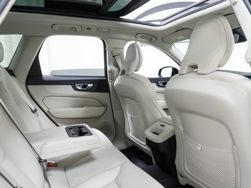 Certified 2025 Volvo XC60 B5 Plus w/ Protection Package Premier image 23