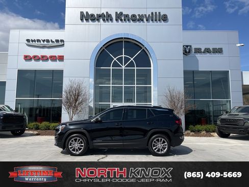 Used 2024 GMC Terrain SLT image 2