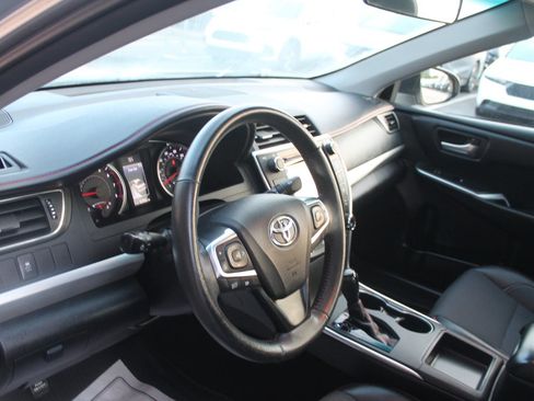 Used 2017 Toyota Camry SE w/ Moonroof Package FWD image 16