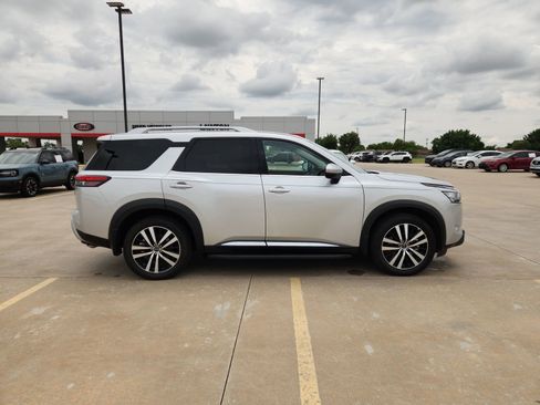 Used 2025 Nissan Pathfinder Platinum AWD/4WD image 8