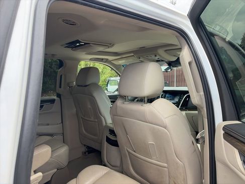 Used 2018 Cadillac Escalade Luxury AWD/4WD image 11