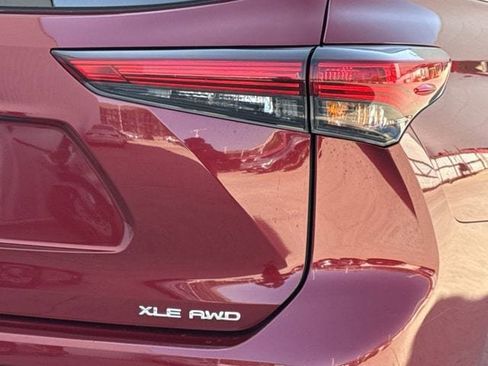 Used 2023 Toyota Highlander XLE AWD/4WD image 7