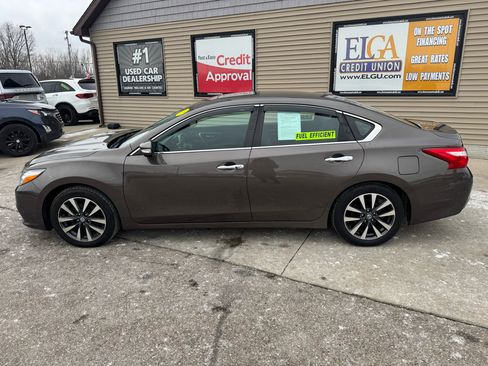 Used 2017 Nissan Altima 2.5 SL w/ Moonroof Package image 8