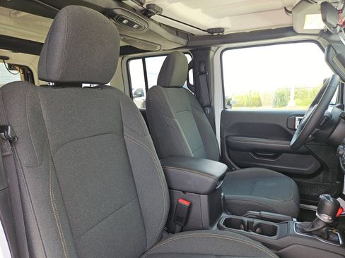 Used 2025 Jeep Wrangler Unlimited Sahara AWD/4WD image 30
