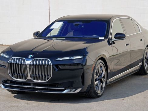 Used 2023 BMW i7 xDrive60 w/ Executive Package 2 AWD/4WD image 59