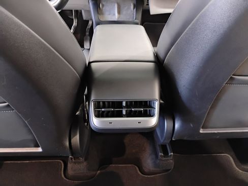 Used 2021 Tesla Model Y 2WD image 11