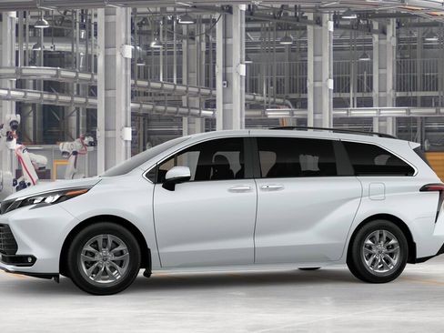New 2026 Toyota Sienna XLE FWD image 3