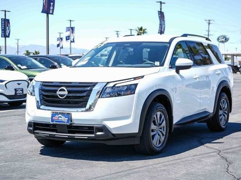 Used 2025 Nissan Pathfinder SV w/ Cargo Package FWD image 3