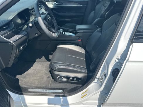 Used 2023 Jeep Grand Cherokee Overland w/ Luxury Tech Group IV RWD image 9