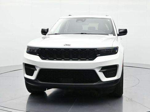 Certified 2024 Jeep Grand Cherokee Altitude image 2