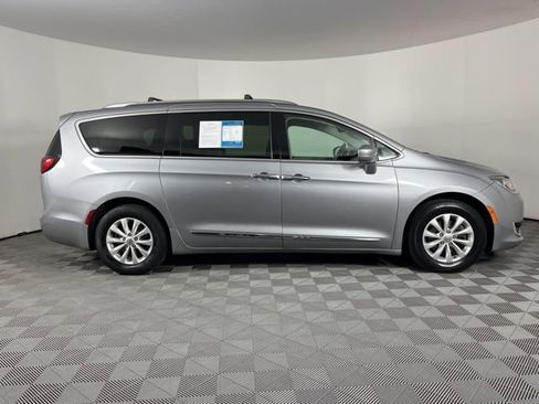 Used 2019 Chrysler Pacifica Touring-L FWD image 11
