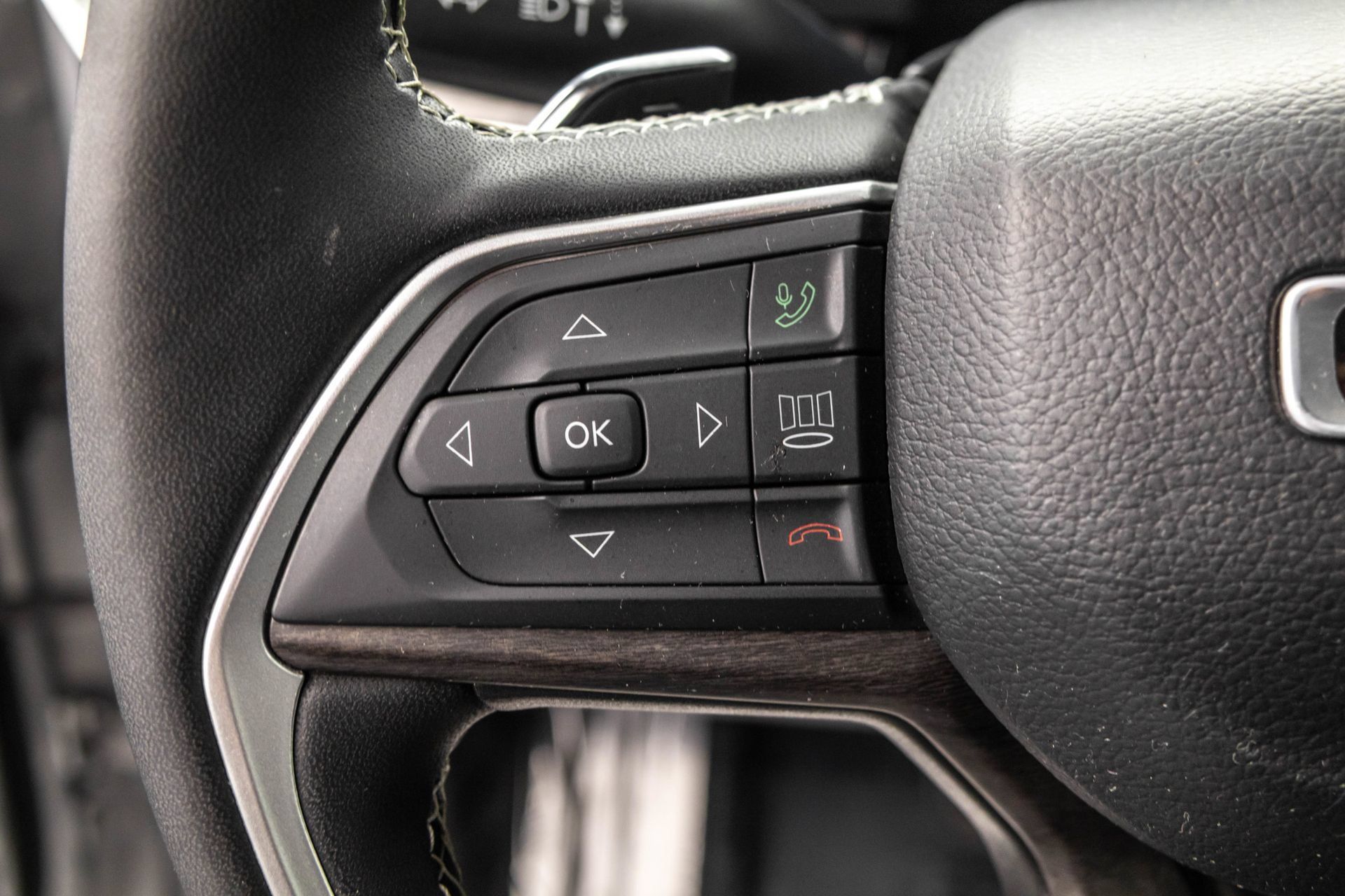 Used 2023 Jeep Grand Cherokee Limited w/ Luxury Tech Group II AWD/4WD image 20