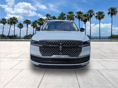 Used 2025 Lincoln Navigator Reserve image 2