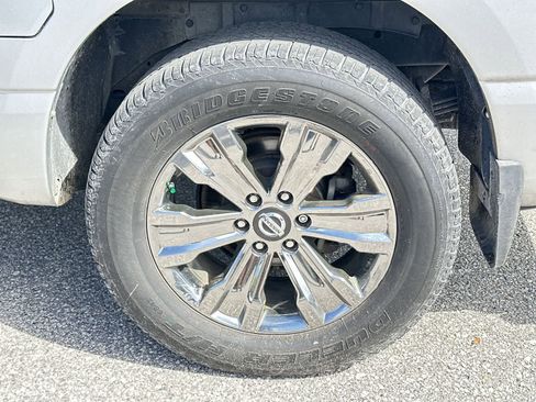 Used 2018 Nissan Titan SV w/ SV Convenience Package image 12