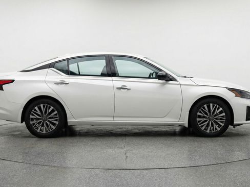 Used 2025 Nissan Altima 2.5 SV image 11