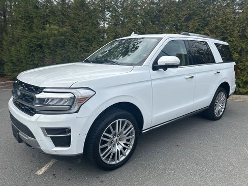 Used 2023 Ford Expedition Limited image 3