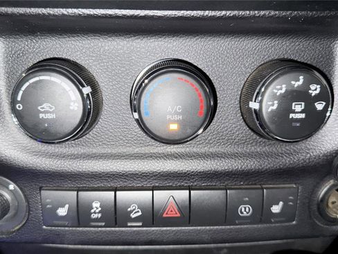 Used 2017 Jeep Wrangler Unlimited Rubicon w/ Connectivity Group image 17