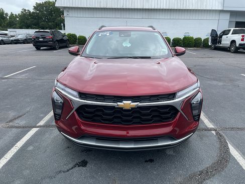Certified 2025 Chevrolet Trax LT FWD image 3