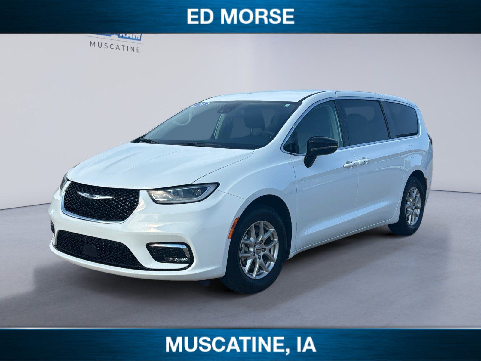Used 2024 Chrysler Pacifica Touring-L FWD image 1