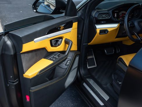 Used 2020 Lamborghini Urus image 22