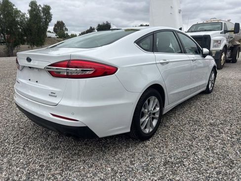 Used 2019 Ford Fusion SE FWD image 2