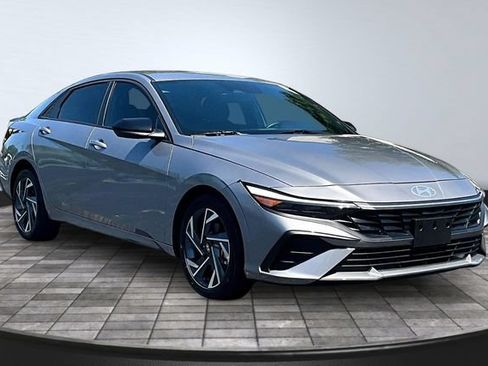 Used 2025 Hyundai Elantra Sport FWD image 3