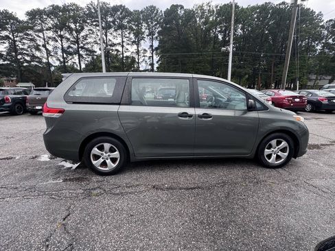 Used 2011 Toyota Sienna w/ Towing Pkg FWD image 8