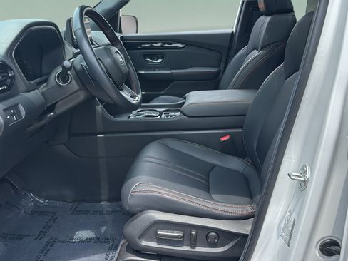 Certified 2025 Honda Pilot TrailSport image 9