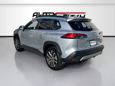 Used 2024 Toyota Corolla Cross XLE w/ Convenience Package image 5