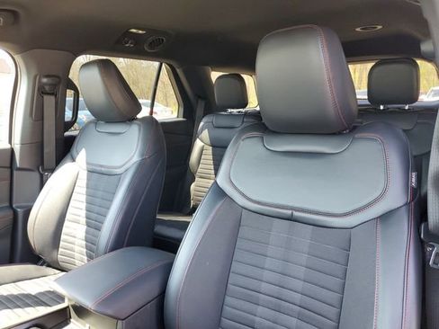 Used 2025 Ford Explorer ST-Line w/ ST-Line Street Pack AWD/4WD image 17
