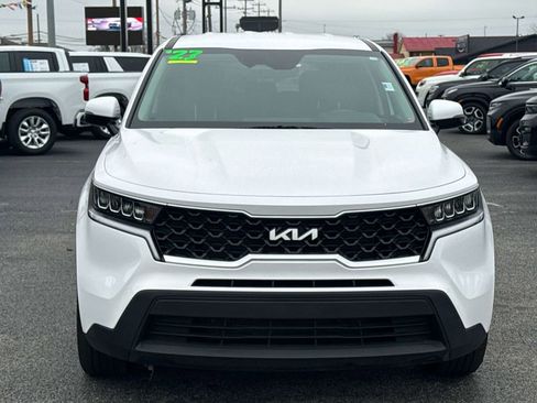 Used 2023 Kia Sorento LX image 2