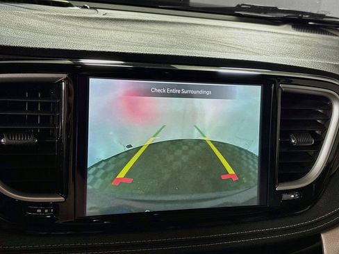 Used 2023 Chrysler Pacifica Touring-L FWD image 16