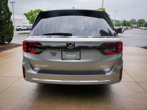 New 2026 Honda Odyssey Touring image 9