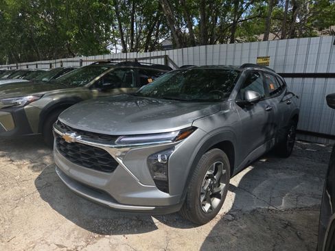 Used 2025 Chevrolet Trax LT w/ LT Convenience Package FWD image 1