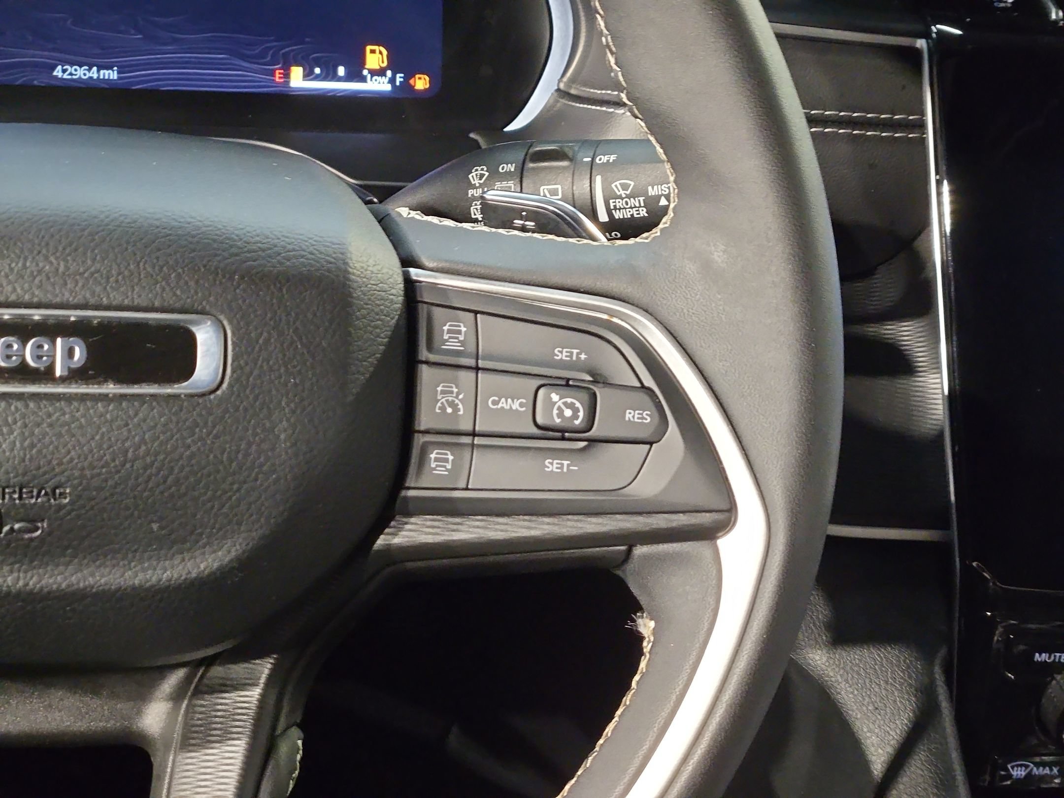 Used 2025 Jeep Grand Cherokee Altitude AWD/4WD image 28