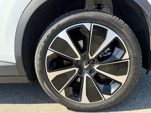 New 2025 VinFast VF 8 Eco image 9