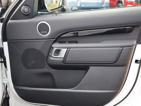 Certified 2025 Land Rover Discovery S image 9