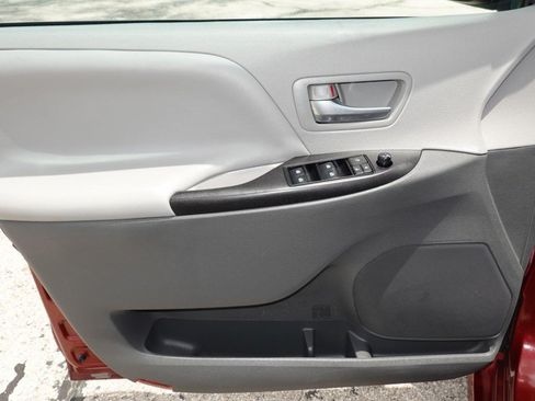 Used 2018 Toyota Sienna LE FWD image 18