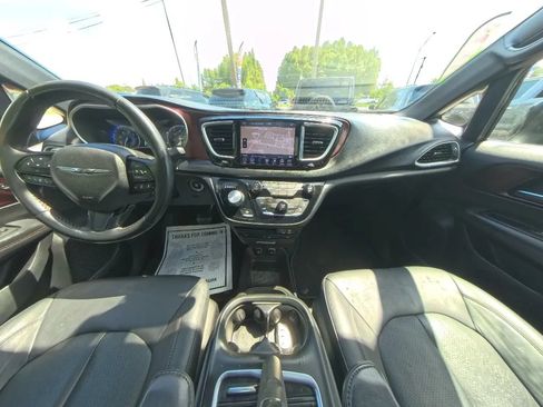 Used 2020 Chrysler Pacifica Touring-L FWD image 26
